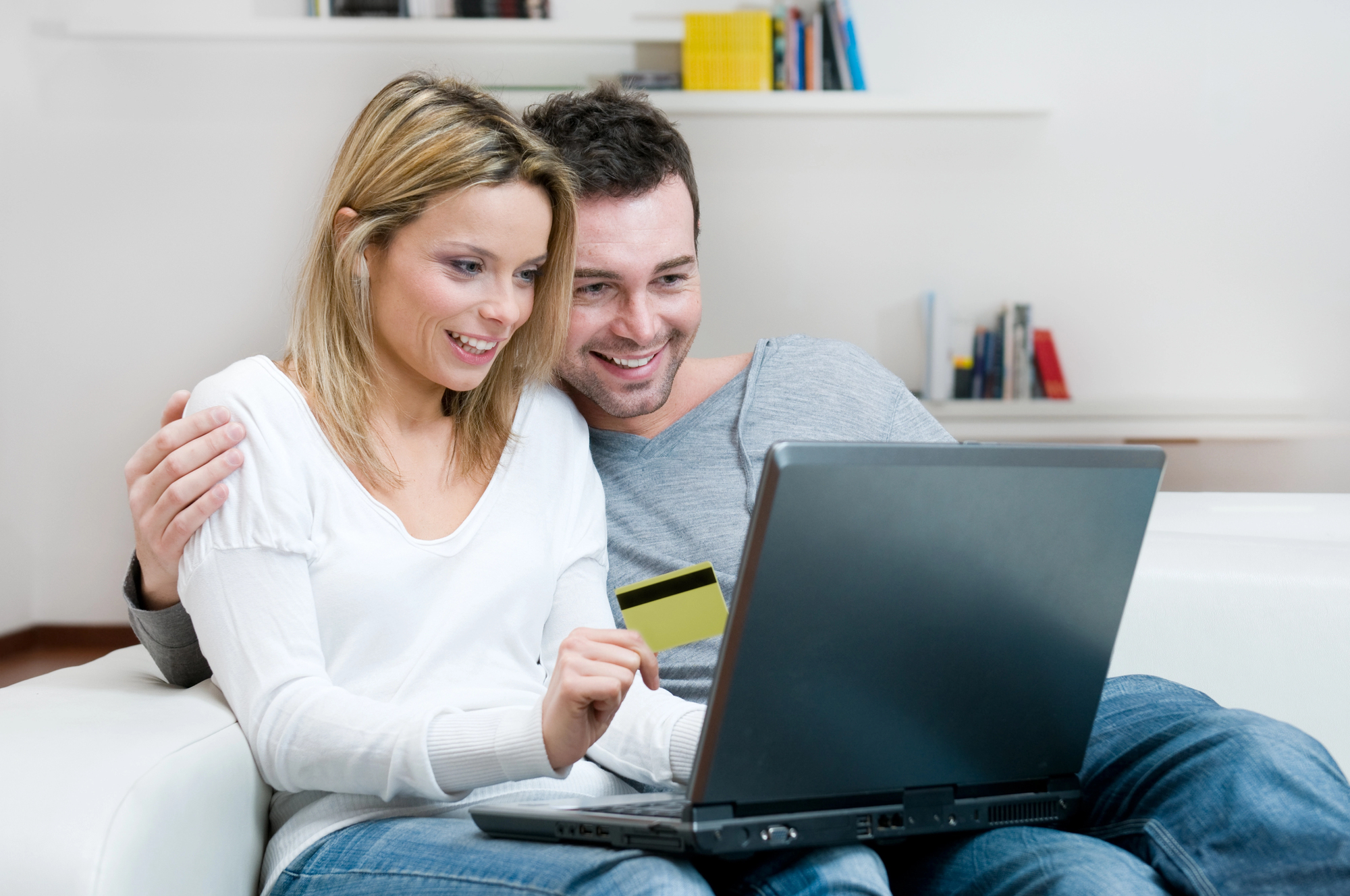 Un ragazzo e una ragazza felici al computer che fanno shopping